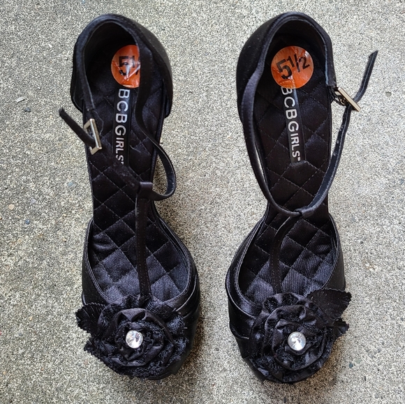 Barely worn BCBG black satin heels - Picture 2 of 4